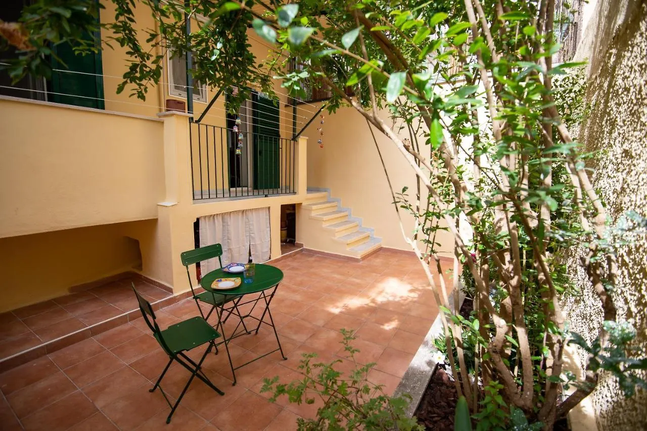 A Casa Di Anna - Charming House With Courtyard Apartment Bari 0*,  Italia