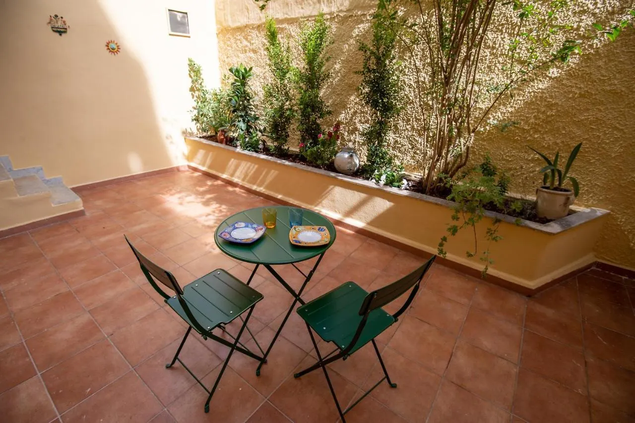 Apartament A Casa Di Anna - Charming House With Courtyard Bari