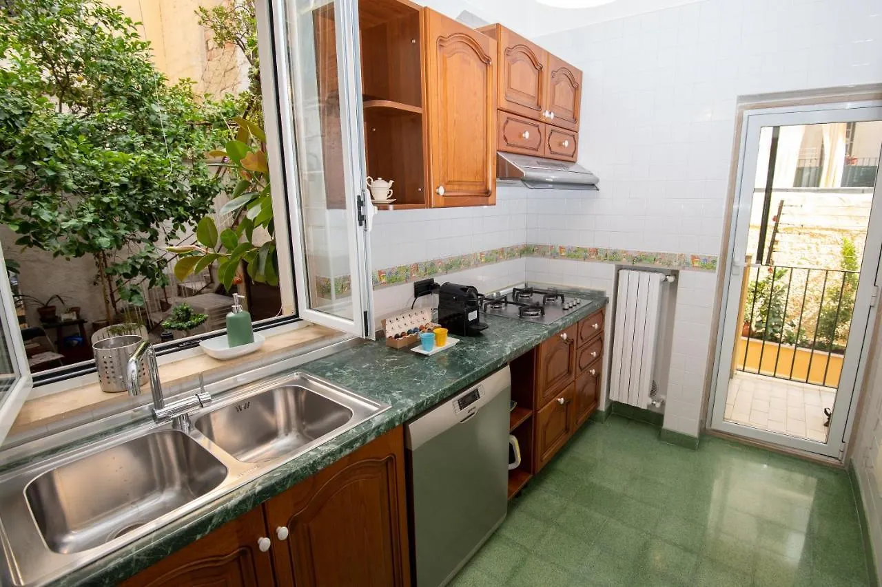 A Casa Di Anna - Charming House With Courtyard Apartment Bari